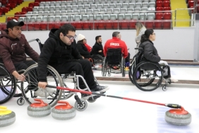 tekerlekli-sandalye-curlingde-sporcular-ay-yildizli-forma-icin-mucadele-ediyor-sPH57Rrh.jpg