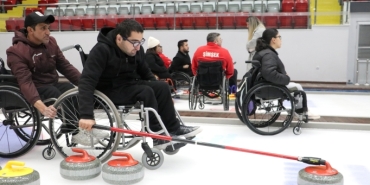 tekerlekli-sandalye-curlingde-sporcular-ay-yildizli-forma-icin-mucadele-ediyor-sPH57Rrh.jpg