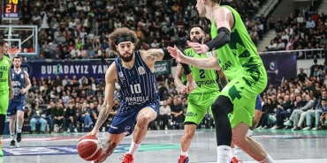 anadolu-efeste-maglubiyet-serisi-3-maca-cikti-tofas-anadolu-efes-mac-sonucu-86-79-YEaZPzmM.jpg