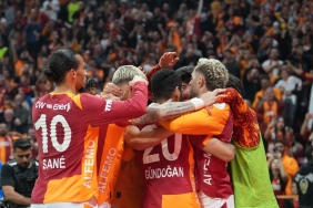 galatasaray-202526-sezonu-ozel-formasini-yildizlari-ile-tanitti-AFc8ivur.jpg