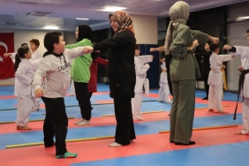 erzincanda-saglikli-yasam-icin-cocuklar-anneleriyle-karate-yapiyor-2YpUXAZv.jpg