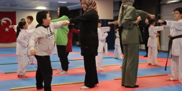 erzincanda-saglikli-yasam-icin-cocuklar-anneleriyle-karate-yapiyor-2YpUXAZv.jpg