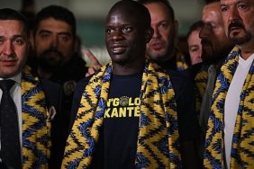 fenerbahcenin-yeni-transferi-ngolo-kante-taraftarlari-selamladi-4bFNKTZC.jpeg