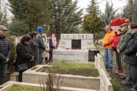 yasar-sevim-kabri-basinda-anildi-QcpBsc6E.jpg