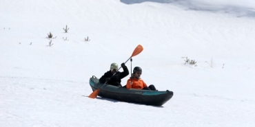 kanoyla-suda-degil-erciyeste-kar-uzerinde-suzulduler-Zq6hUdnA.jpg